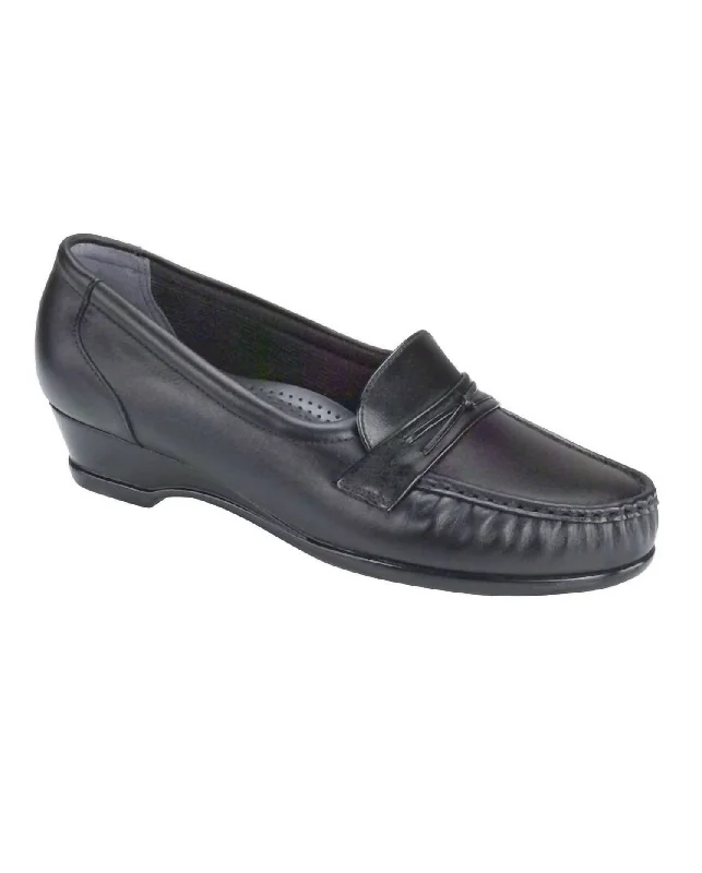 Women's Easier Slip On Loafer - Double Wide In Black